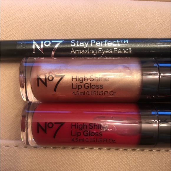 No7 vanity case with eye pencil, lip gloss and eye shadow - Picture 2 of 7